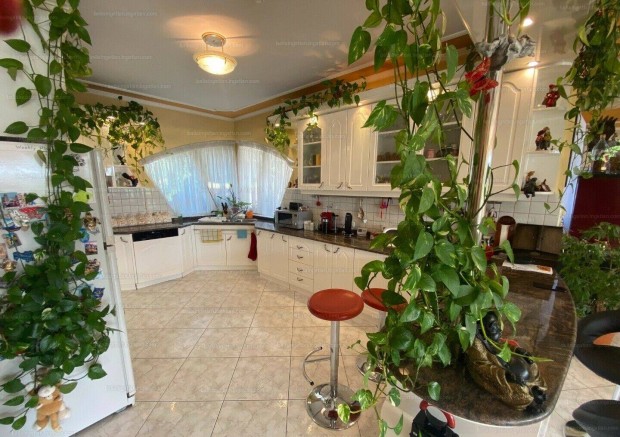 Multifunkci�s csal�di h�z elad� Cs�m�r�n