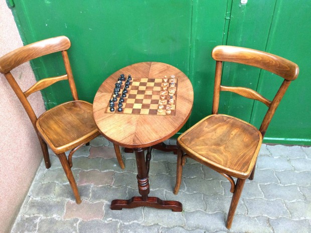 Mundus szkek sakk asztallal
