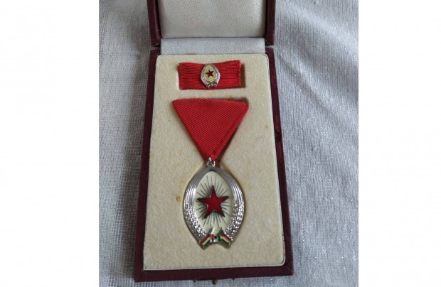 Munka �rdemrend ez�st fokozat kit�ntet�s