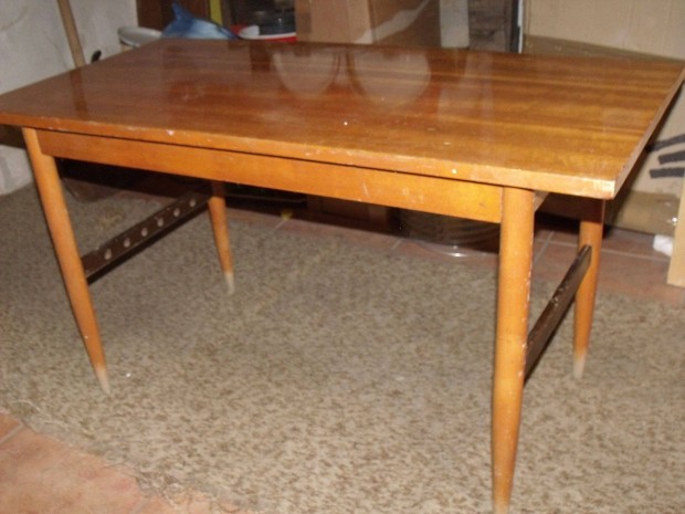 Munkaasztal, dohányzó asztal: 105×50×55cm