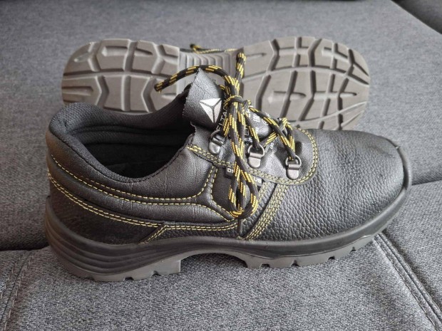 Munkavédelmi cipő 41 es méretben