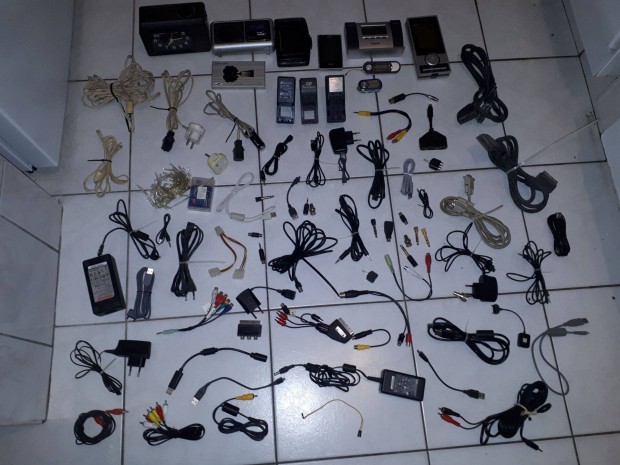 Műszaki elektronikai kábel, csatlakozó, lejátszó csomag - 78 db egyben
