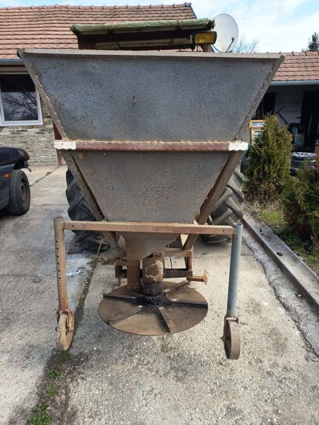 M�tr�gyasz�r�, egyedi