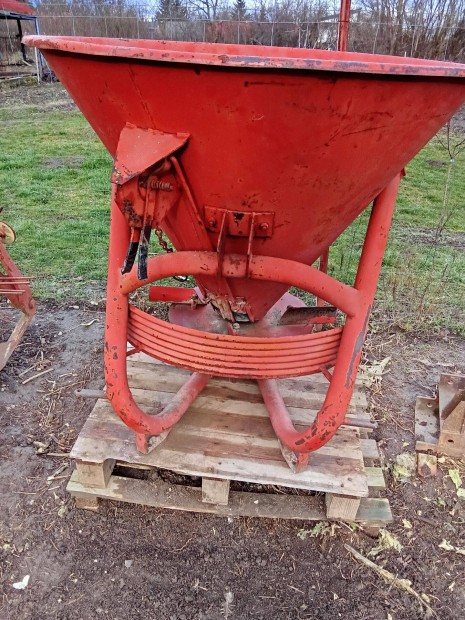 M�tr�gyasz�r� elad�