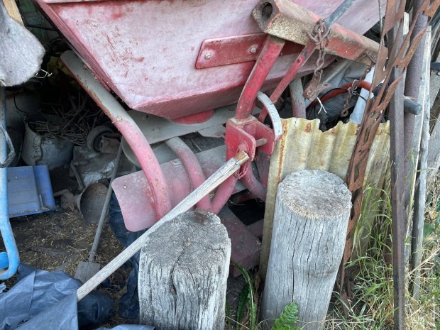 M�tr�gyasz�r� elad� Fej�r v�rmegy�ben