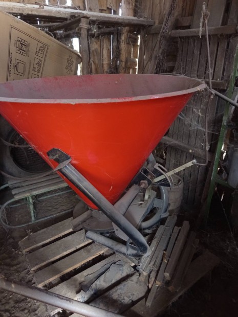 M�tr�gyasz�r� elad� 