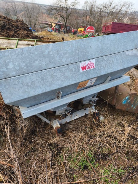 M�tr�gyasz�r� elad� magas�tott