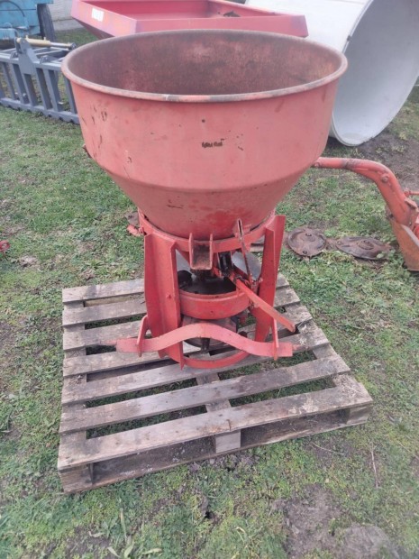 M�tr�gyasz�r� kis traktorhoz