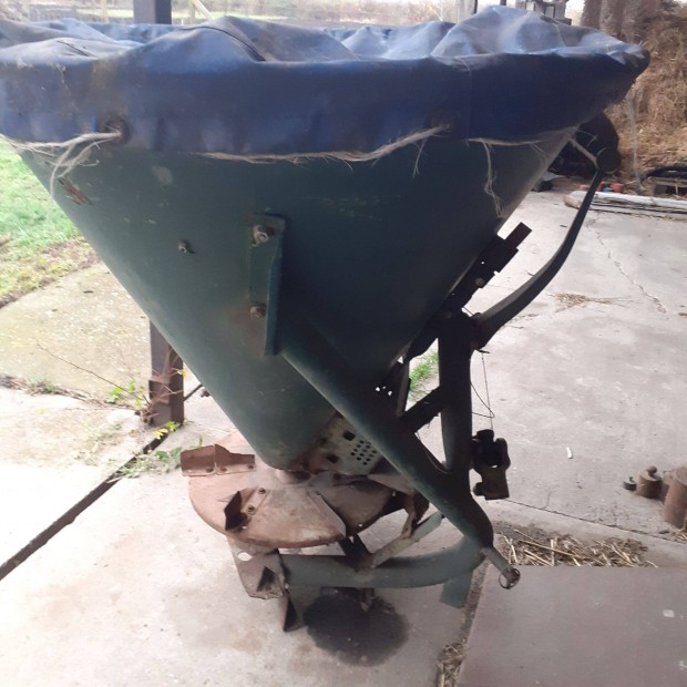 M�tr�gyasz�r� vet�g�p