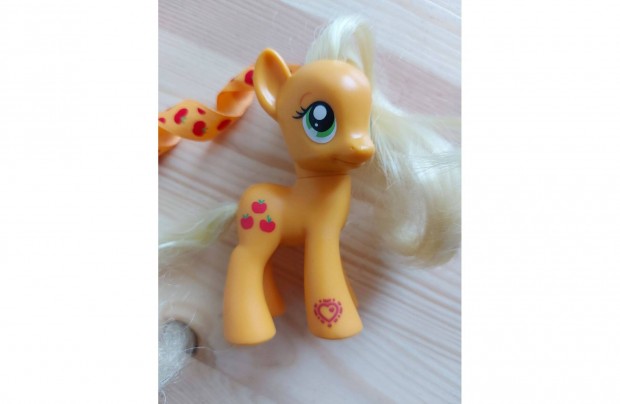 My little pony n kicsi pnim akaszthat Apple Jack pni figura