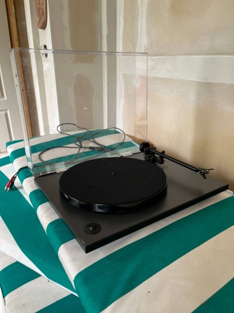 NAD C556 turntable