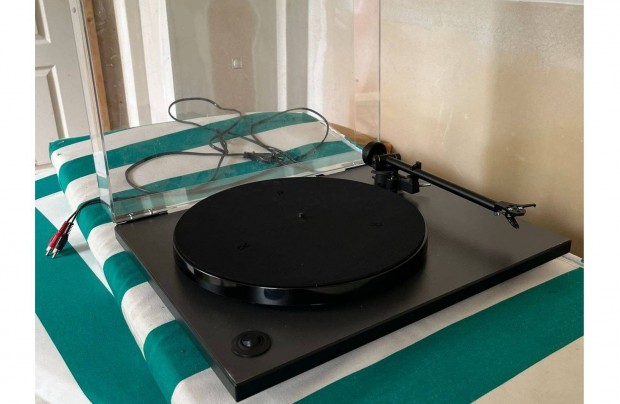 NAD C556 turntable