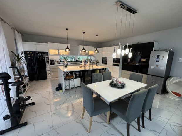 NAGYCSAL�DOSOK FIGYELEM, fedezze fel �lmai otthon�t Soroks�ron, 8 szob