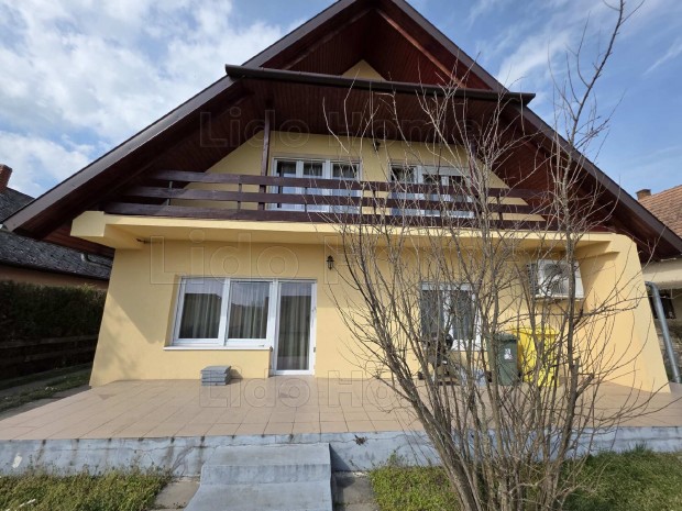 NAGY CSAL�DI H�Z J� HELYEN