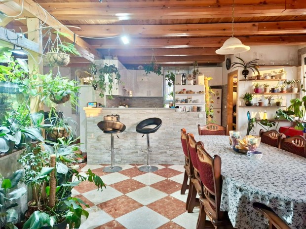 NAPELEMES, KLIMATIZ�LT IKERH�Z KERTV�ROSI K�RNYEZETBEN