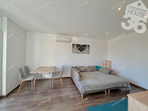 NAPF�NYES, ERK�LYES LAK�S A BATTHY�NY UTC�N!