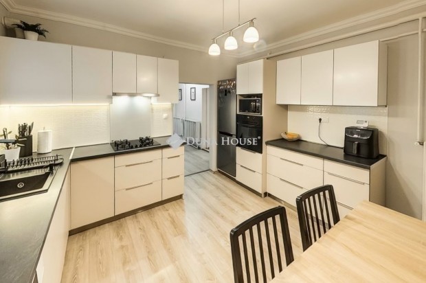 NAPPALI + 3 SZOB�S H�Z NAGY KERTTEL, AK�R 2 GENER�CI�NAK IS