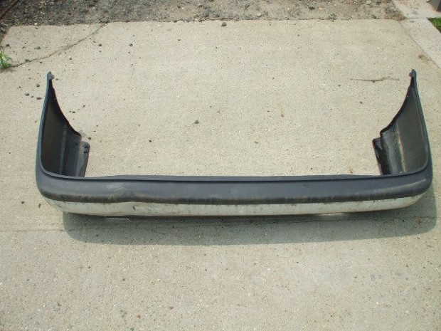 NISSAN SUNNY 1990-1995 Hátsó Lökhárító Enyhén sérült eladó