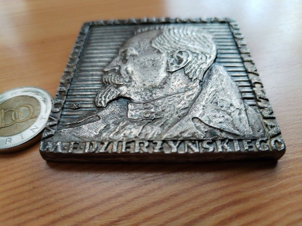 NKVD alapitjnak Dzerzsinszkijnek Lengyel ezstztt rme