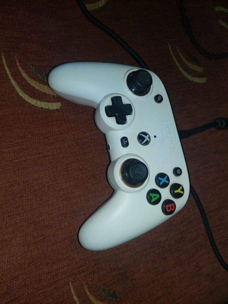 Nacon vezetkes controller