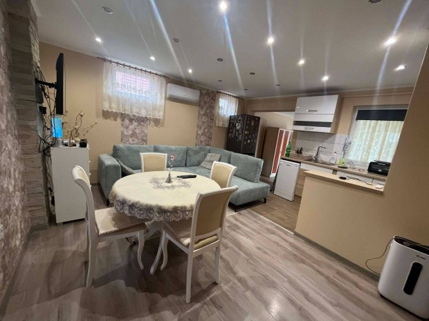 N�dudvaron 2002-ben �p�lt teljesk�r�en fel�j�tott h�z elad�