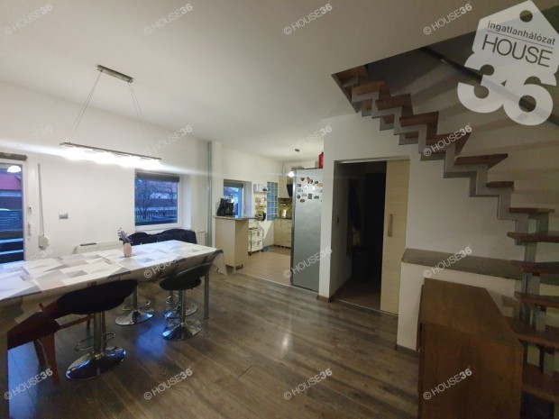 Nagy Pet�fiv�rosi h�z elad�!