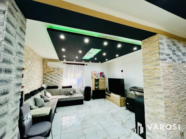 Nagy, fel�j�tott csal�di h�z Egyh�zasgerg�n