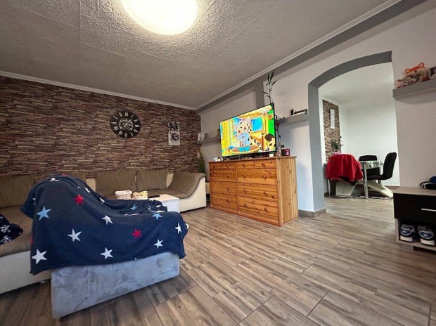 Nagy �rzuhan�s!!!!Csorn�n fel�j�tott csal�di h�z elad�