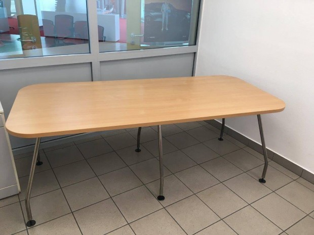 Nagy asztal (irodai)