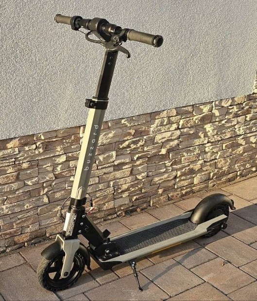 Nagy elektromos roller méhsejtes kerékkel