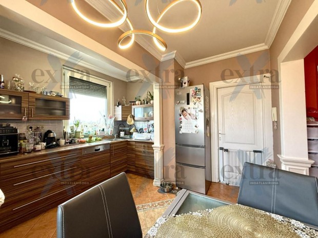 Nagy konyh�s/�tkez�s panel lak�st l�tt�l m�r?