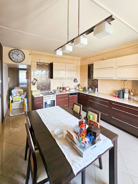 Nagy konyh�s fel�j�tott panellak�s elad�