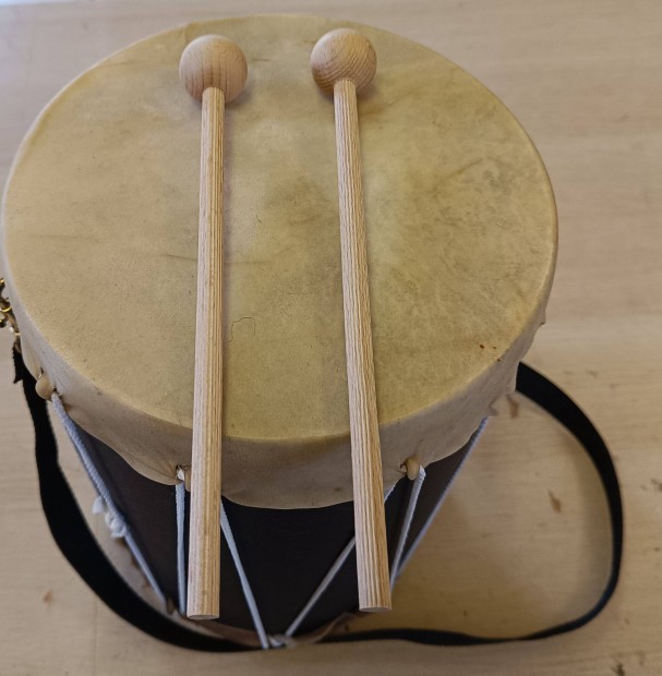 Nagy menetdob 30 cm magas
