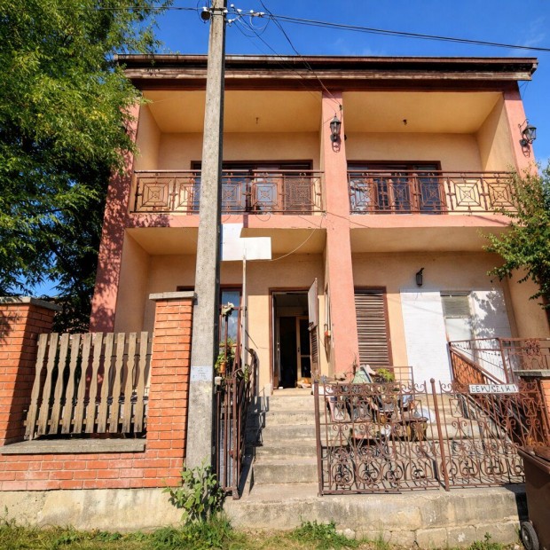 Nagy m�ret�, fel�j�tand� h�z 1097 m telken Valk�n  rengeteg