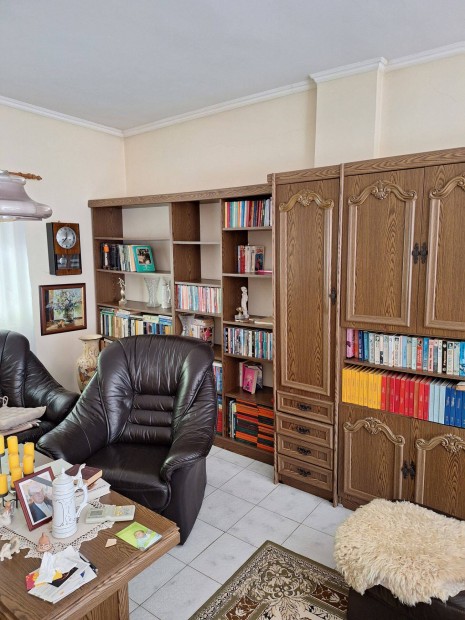 Nagy m�ret� nappali szekr�nysor doh�nyz�asztallal �s gardr�bbal