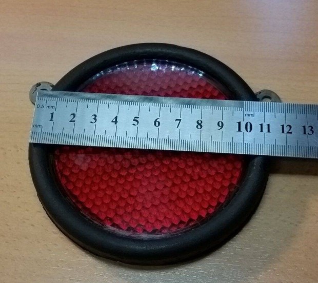 Nagy m�ret� piros prizma, macskaszem elad�