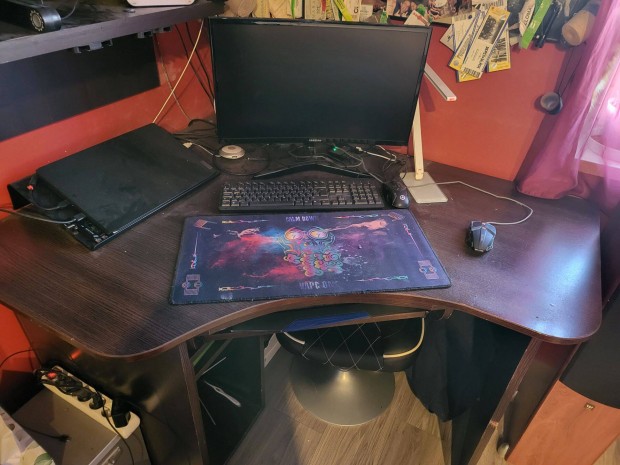 Nagy m�ret� sarok �r�asztal (Szombathelyen)