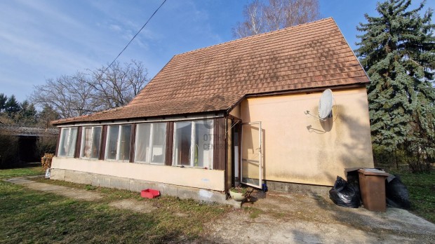 Nagy m�ret� telken, 2 szintes, 3 h�l�szob�s, �tlagos �llapot� CSAL�DI