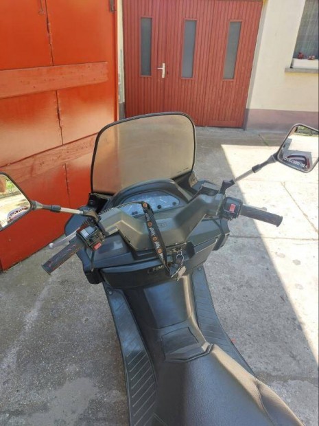 Nagy robog yamaha