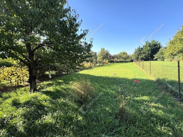 Nagy telek, nagy lehet�s�g  nyugalom Sz�kesfeh�rv�ron.