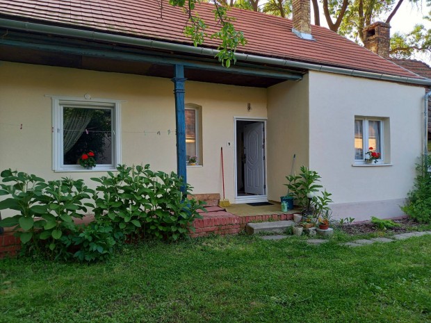 Nagy telek hzakkal elad
