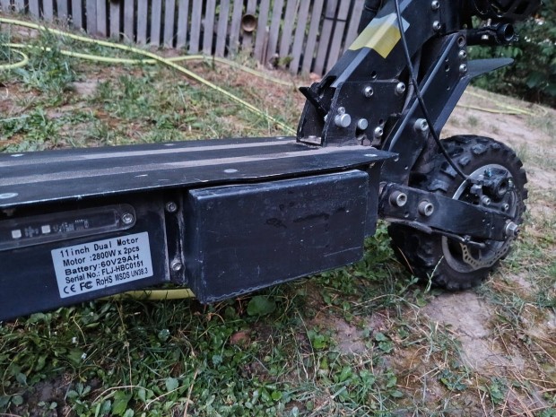 Nagy teljesítményű duál motor 2x2700W e-roller eladó