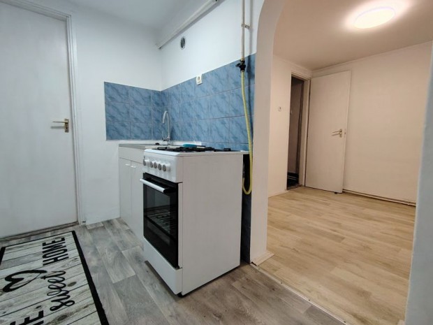 Nagy�rp�don, h�z elad�.