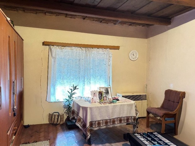 Nagyber�nyben elad� egy 51 m2-es, fel�j�tand� csal�di h�z