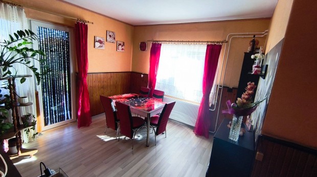 Nagycsal�dosok, �sszek�lt�z�k figyelem! K�poln�sny�k-Pettenden elad� t