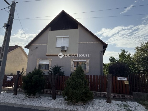 Nagycsal�dosok �lma: 6 szob�s, k�t bej�ratos csal�di h�z