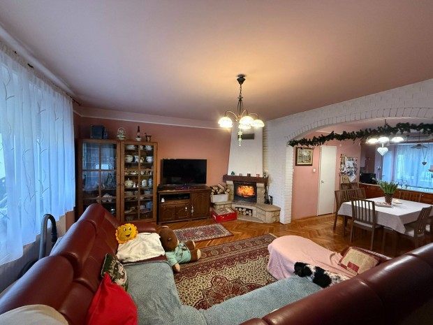 Nagycsal�dosoknak aj�nlott 5 szoba + nappalis h�z elad�!