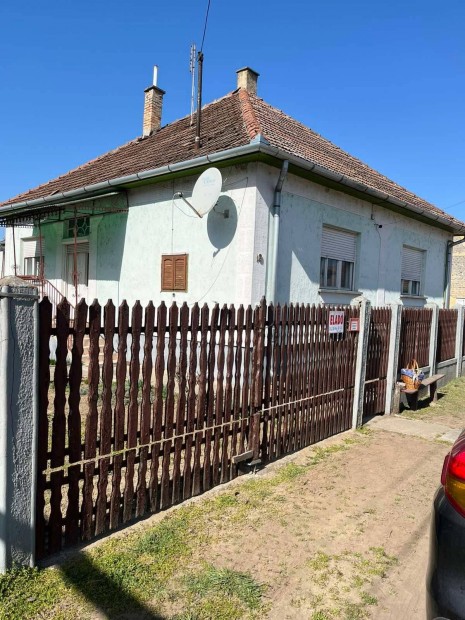 Nagyecseden csal�di h�z tulajdonost�l