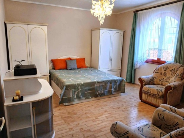 Nagyerd�n nappali+3 szob�s, fel�j�tott h�z kiad�