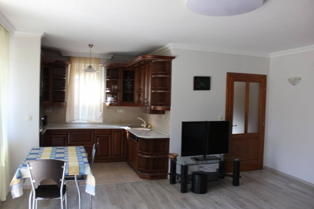 Nagyerd�n nappali + 1 szob�s kertkapcsolatos lak�s kiad�